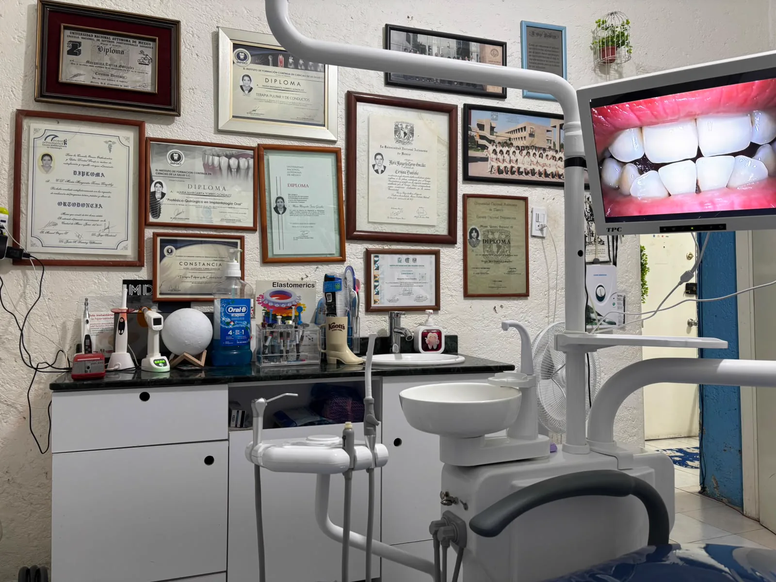 Unidad dental con cámara intraoral en Dental Anfradent