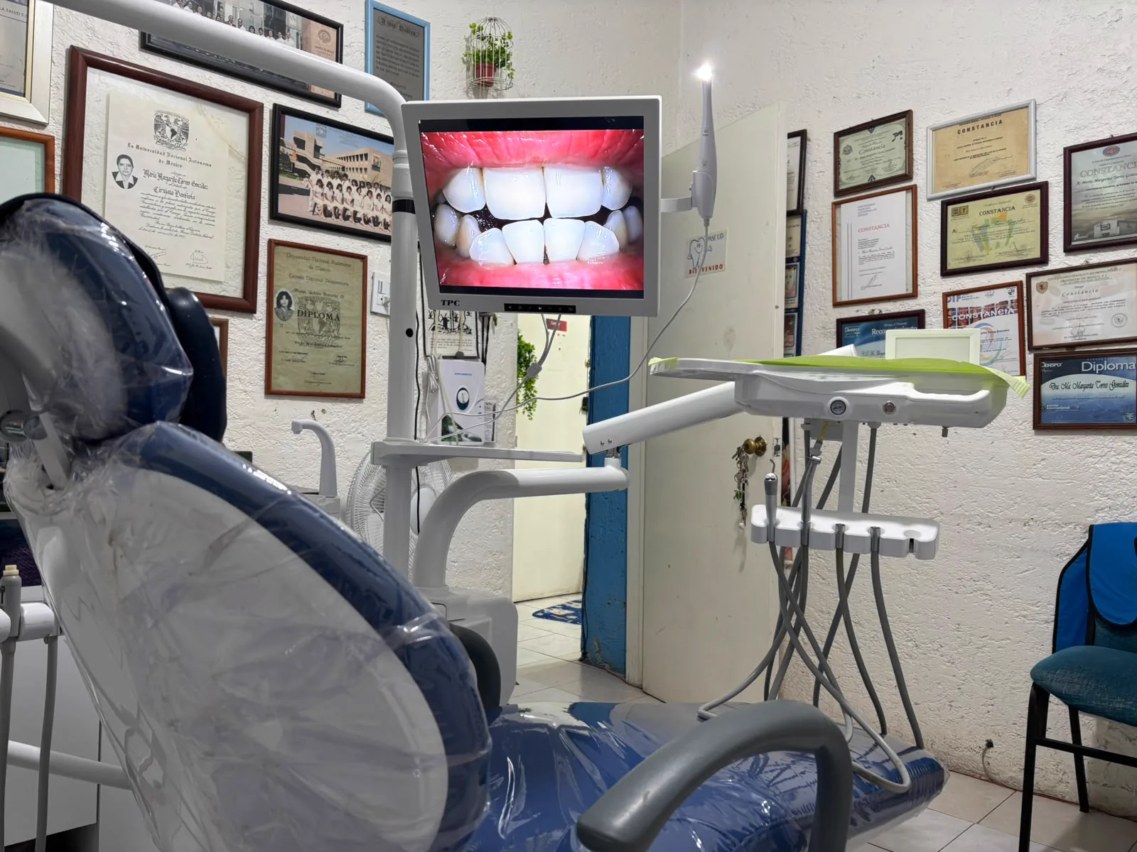 Detalle del equipo clínico del consultorio Dental Anfradent